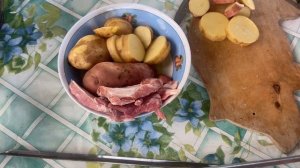 Свиная грудинка запеченная с картофелем на углях. Быстро, вкусно и просто.