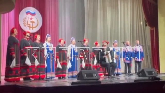 Хор бабушек и дедушек распевается на улице, так Дом ку? смотреть онлайн