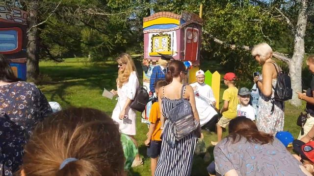 Приключения Незнайки. Фотографируемся со зрителями. смотреть онлайн