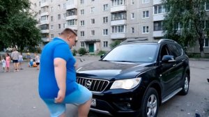 Нейронку попросить показать счастливого владельца китайского авто.

Результат убил