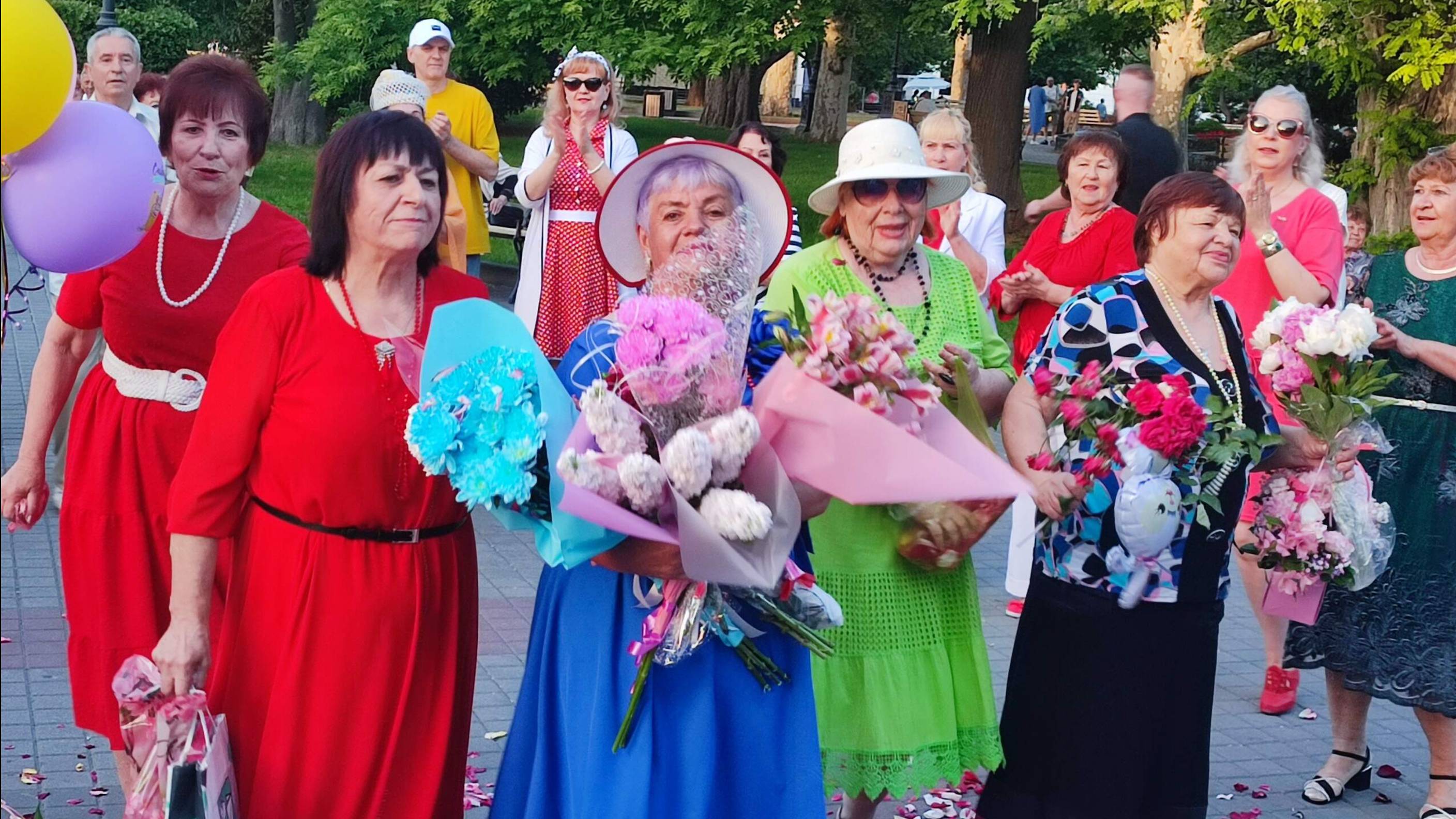 04.06.25-Танцы на Приморском бульваре-Севастополь-День Рождения Раисы Луговской и Татьяны Маряхиной