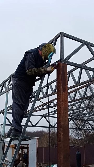 изготовлен навес гаражного бокса #сварщик #сварка