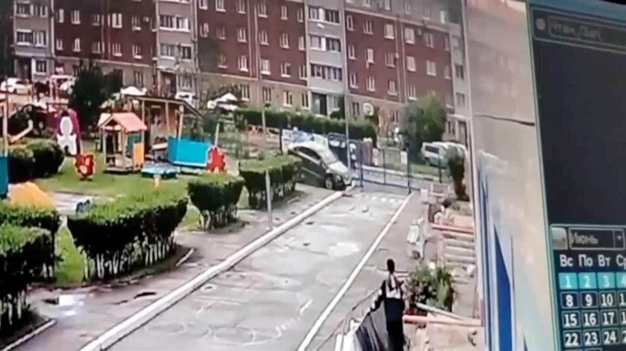 Водитель влетел во двор детского сада в Омской области: видео
