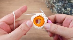 МК Красивый цветочек с бусинкой