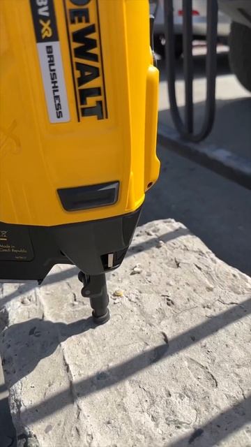 Нейлер dcn890 и желтые гвозди #dewalt #tools смотреть онлайн
