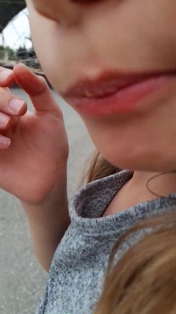 моя сестра ест сухарики смотреть онлайн