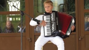 Одарённый  юный музыкант виртуозно исполняет "Чардаш" на аккордеоне.