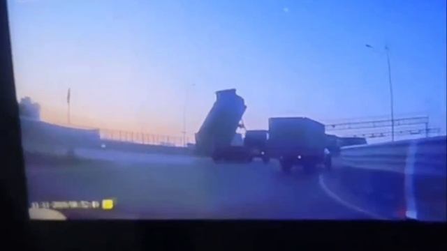 В Тюмени водитель грузовика не опустил кузов и снес дорожную раму
