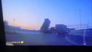 В Тюмени водитель грузовика не опустил кузов и снес дорожную раму