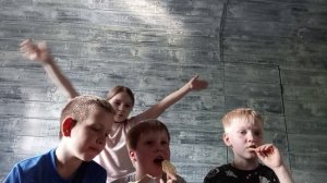 едим странные чипсы и напиток
