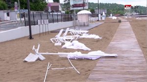 Шквалистый ветер не пощадил зонтики на новом саратовском пляже