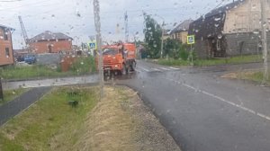 моет улицу