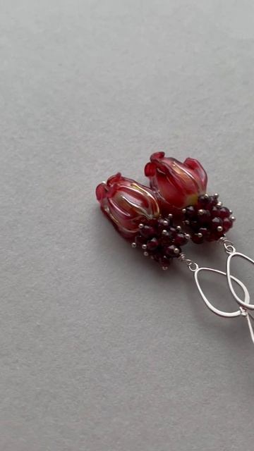 Изумительные серебряные серьги с гранатами и розами и смотреть онлайн