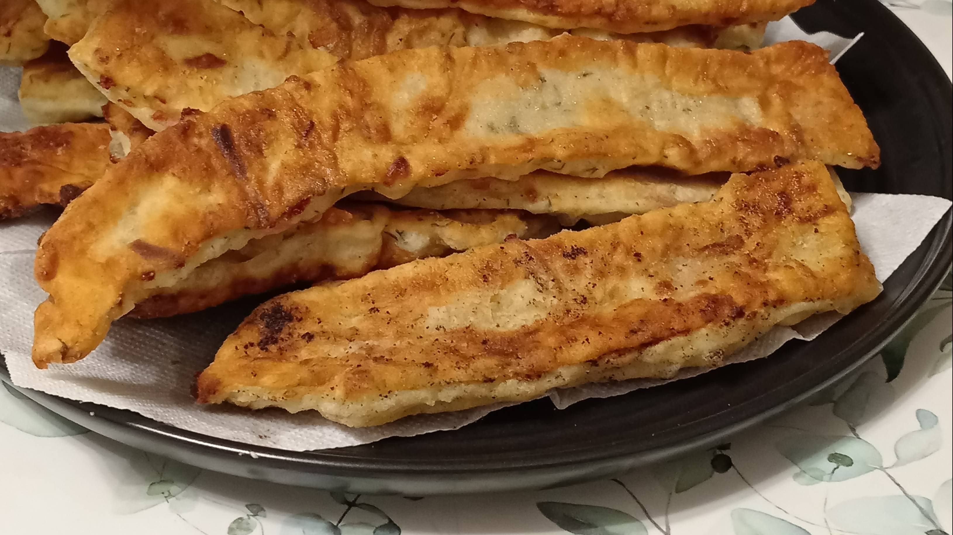 Закусочные палочки с колбасой и сыром
