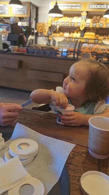 Савва помогает Ангелине есть мороженое 🤗 смотреть онлайн