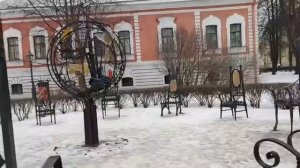 Композиция 12 стульев в Петропавловской крепости
