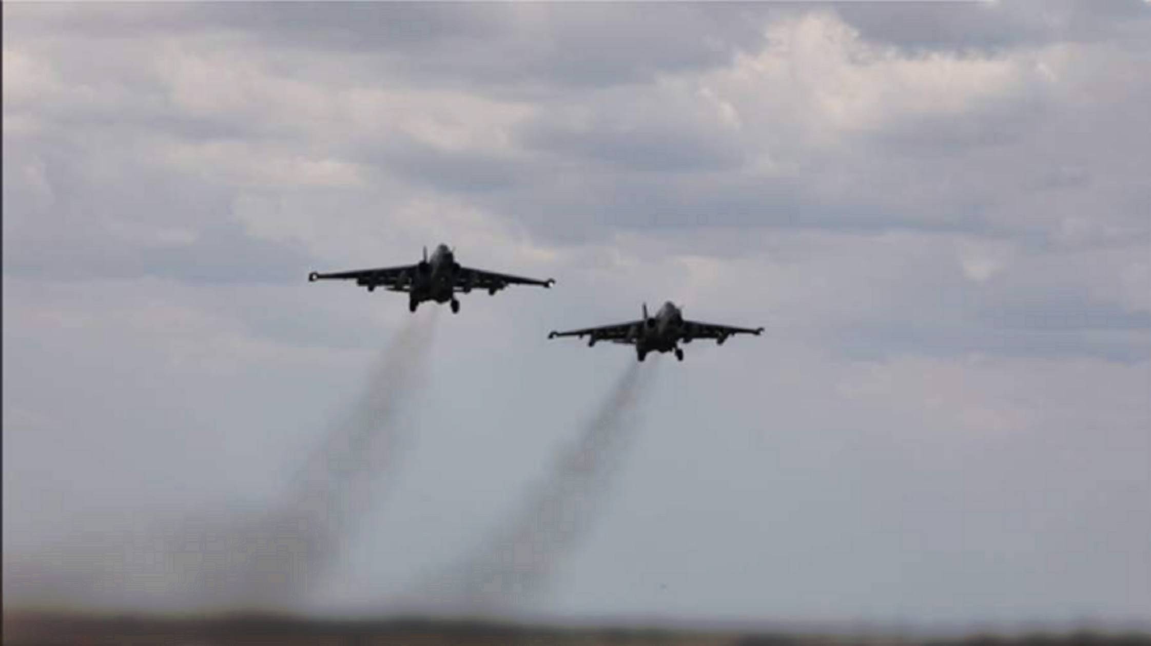 Экипажи самолетов Су-25 уничтожили бронированную технику ВСУ в зоне спецоперации