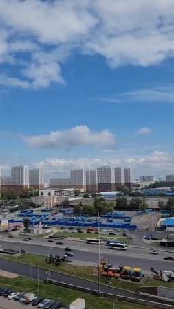 Шоссе в Москве. Воскресенье. Лето.