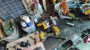 dewalt dcw600. Аккумуляторный фрезер замена подшипников эле