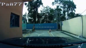 Водитель не рассчитал и прокатился под капотом своего автомобиля