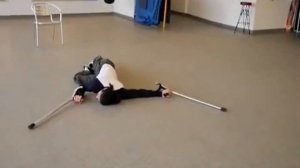 Танцует на костылях