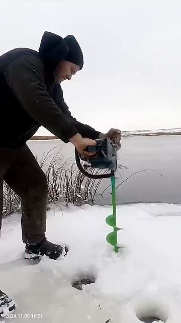 Самодельный бензобур, первый лёд, #shots #рыбалка #озеро #? смотреть онлайн