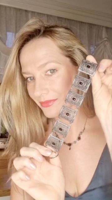 Неподражаемые гранаты в восхитительном колье из сере? смотреть онлайн