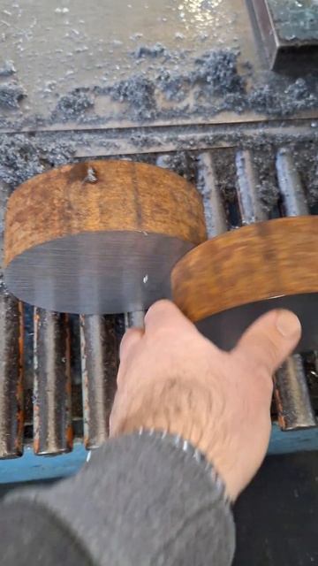 Metal divided into 2 parts.Металл разделен на 2 части. смотреть онлайн