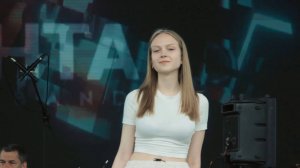 Как вам такое исполнение песни "Прекрасное далёко" из кинофильма "Гостья из будущего" ?