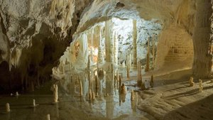 Сталактиты и сталагмиты.