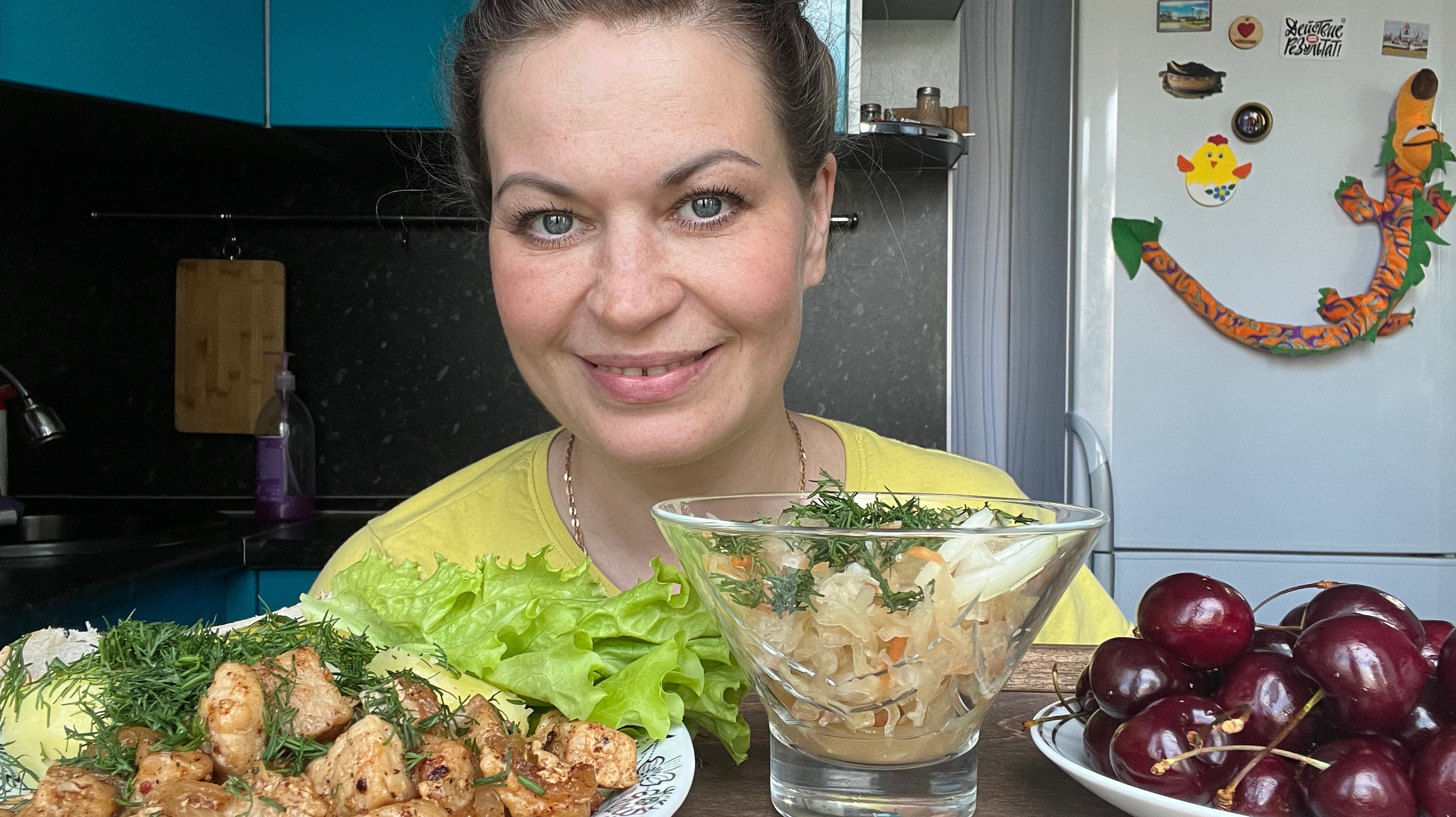 МУКБАНГ КАРТОШКА С МЯСОМ/КВАШЕНАЯ КАПУСТА/ЧЕРЕШНЯ/MUKBANG ЕДА ОБЖОР