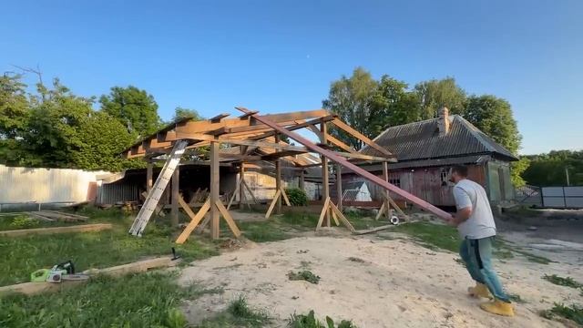 Начали делать обрешетку на крыше. Занимаемся в теплицах. Стройка продолжается. Жизнь простых людей.