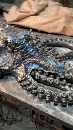 Скульптура осьминога из металла