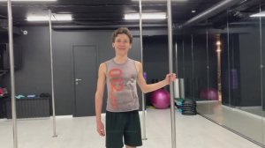 俄罗斯男子为他的中国观众表演钢管舞并演唱《海闊天空》:)