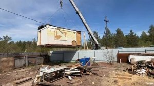 Старый дом состоял из вагончика и пристройки. Пристройку разобрали, а вагончик переместили за забор