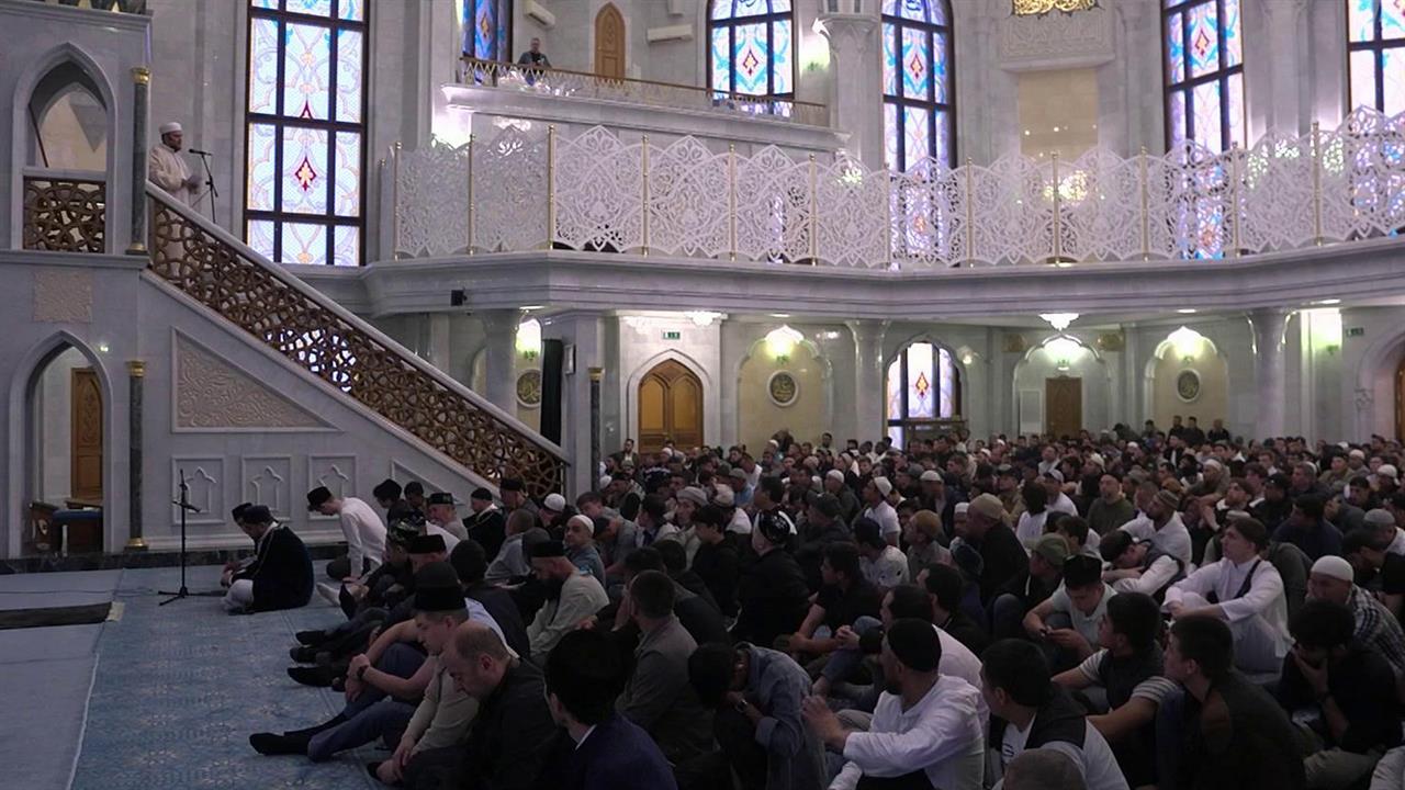 Мусульмане отмечают один из самых почитаемых праздников в исламе Курбан-байрам