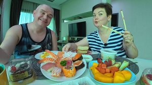 Мукбанг  Вован РАЗНЫЛСЯ, что теперь он СТАРЫЙ! ПРИКАЛЫВАЮСЬ над ним! ВКУСНО кушаем РОЛЛЫ и СУШИ