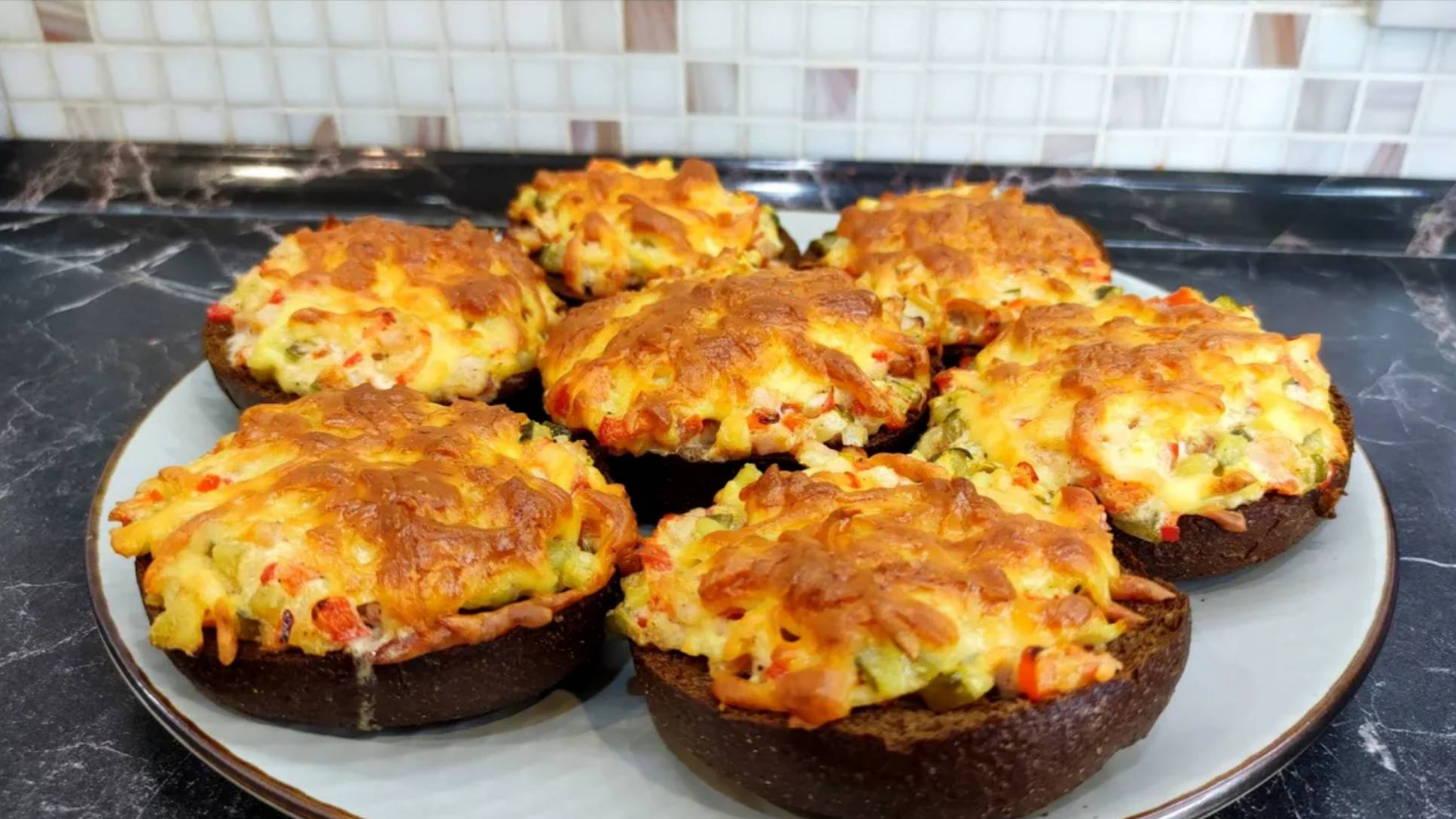 Бутерброды пицца. Приготовили и обалдели. Перекус или завтрак. Вкусно и быстро. #топыкатегорий