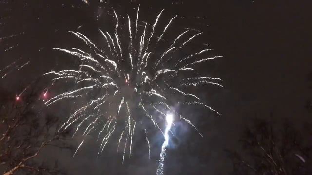 Сахалин. Южно-Сахалинск фейерверк на открытии ёлки. Sak