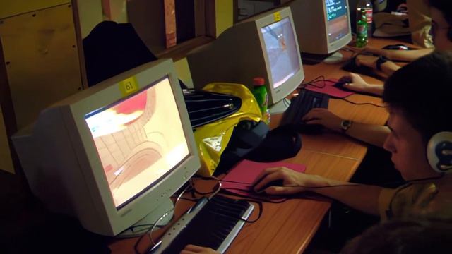 q2back 2004 / Quake II Tournament / Идут игры, общий план / 8K - 60 fps AI Upscale смотреть онлайн