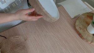 Поднос из пластмассовой крышки