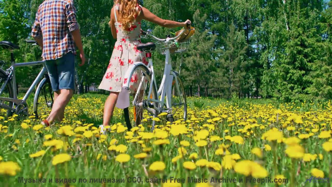 Горы рассыпают аккорды вместе с облаками на фоне - Sunnyside -- Ketsa -- Bedding