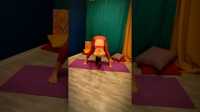 Женская Хатха Йога. С акцентом на силу ног (30 минут) смотреть онлайн