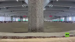 الحجاج يؤدون رمي الجمرات في أول أيام عيد الأضحى