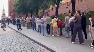В Москве на Красной площади у Мавзолея Ленина собираются огромные очереди.