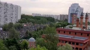 В России мусульмане отмечают Курбан-байрам — в столице на улицы вышли сотни тысяч человек