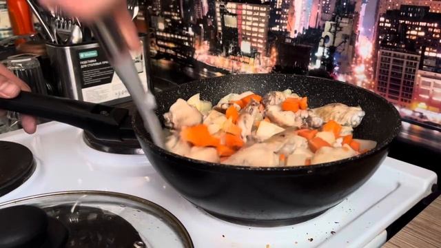 Готовим крылья с овощами в сметанном соусе и зеленью смотреть онлайн