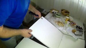 Правильно приклеить и обрезать кромку столешницы.