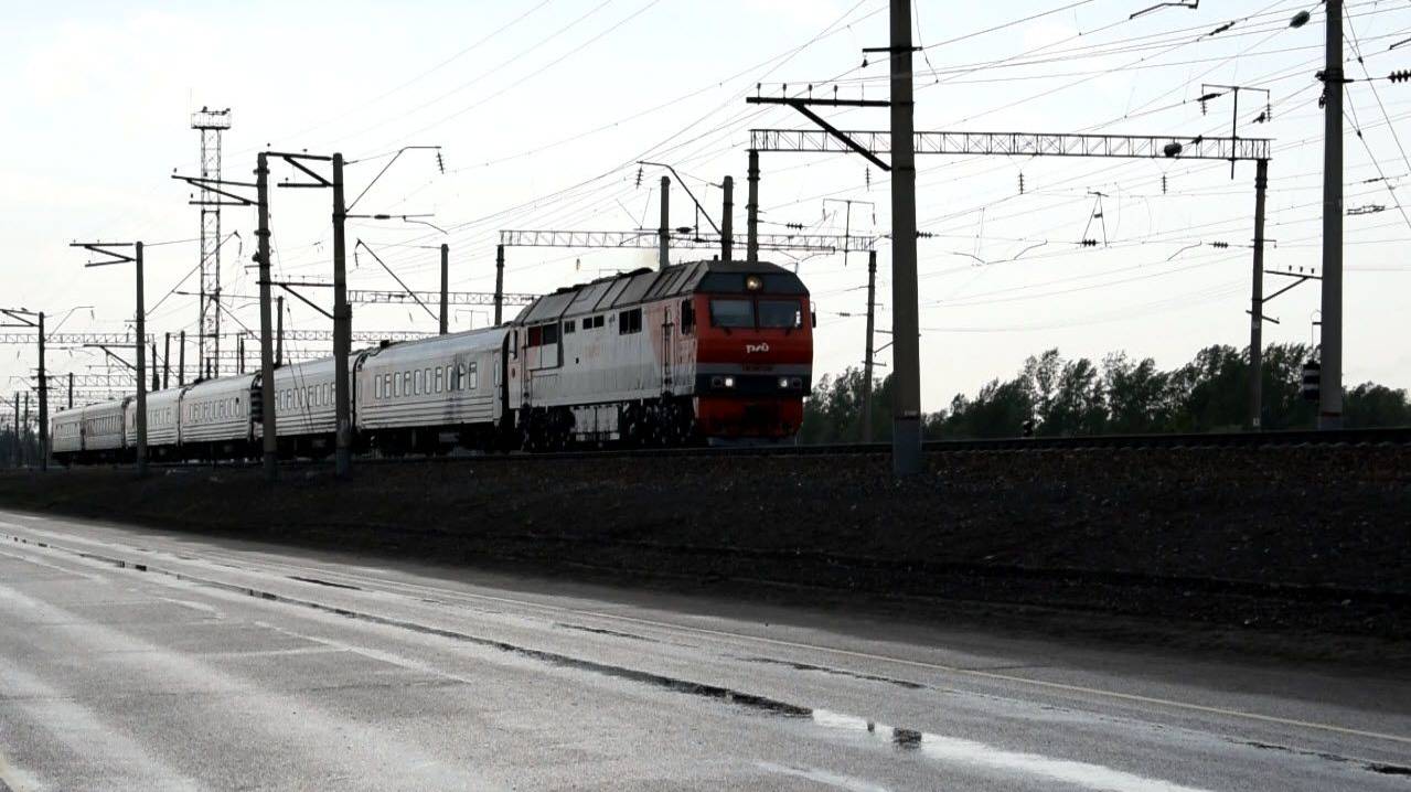 Тепловоз ТЭП70БС-260 с поездом "Восток".