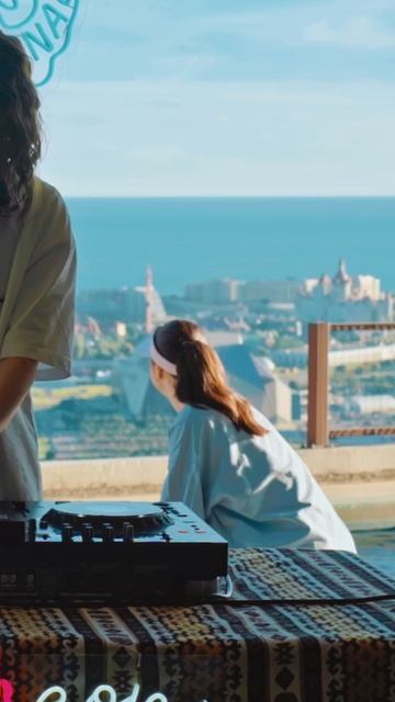 Летняя атмосфера, шикарный вид и новые лица! Смотри весь сет на канале!
#djset #dj #housemusic